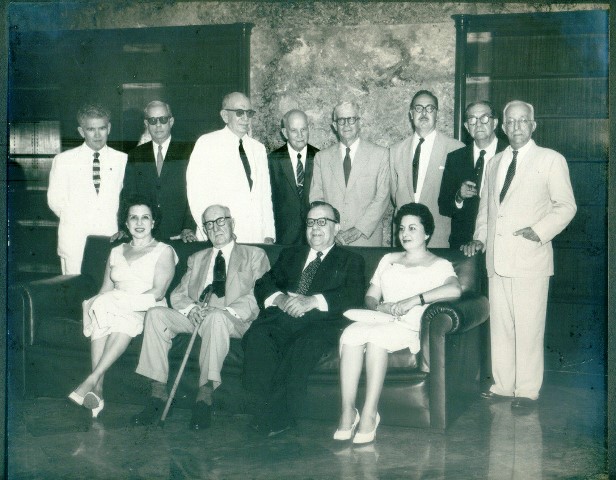 Foto de La doctora Lilia Castro de Morales y miembros de la Junta de Patronos, 1957. Colección de fotografías BNJM.